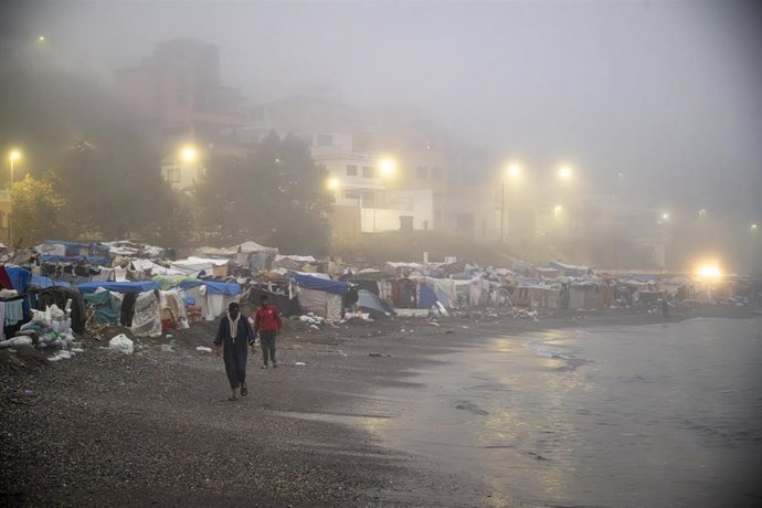 Migrantes en el asentamiento en la playa de El Trampolín