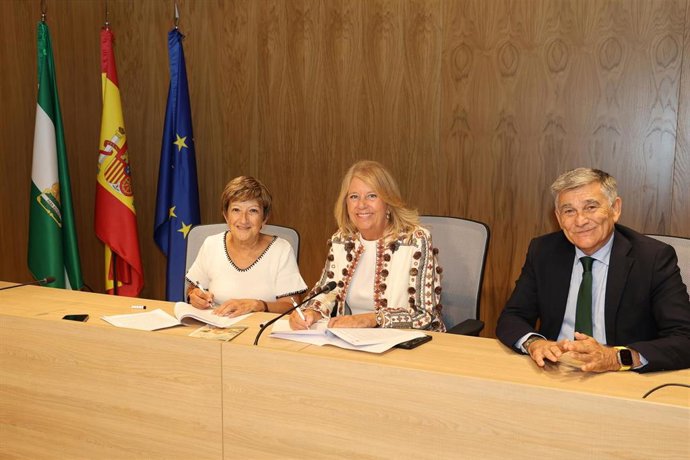 La alcaldesa de Marbella, Ángeles Muñoz, en el centro de la imagen, en la firma del convenio suscrito con la Asociación de Alcohólicos Rehabilitados Sampedreña.