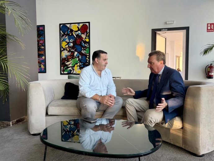 El presidente del Partido Popular de Huelva, Manuel Andrés González, en un encuentro en Aracena con el portavoz del PP en el Ayuntamiento y presidente local, Luis Vázquez.
