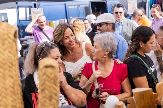La alcaldesa de Zaragoza, Natalia Chueca, visita el mercado del parking sur de la Expo