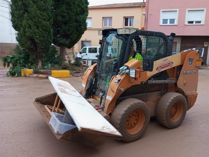 Cabañero advierte desde Madrigueras que queda mucha tarea de limpieza y mucho por reconstruir