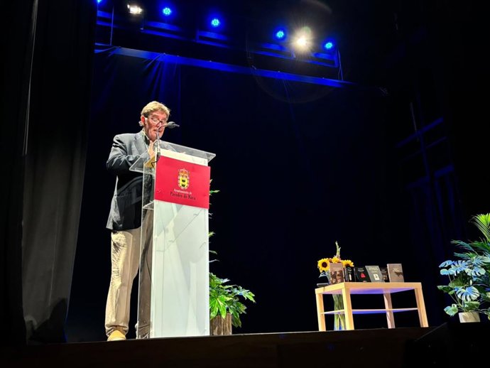 El director del Instituto Cervantes, Luis García Montero, ha clausurado la Feria del Libro 'La Chiguita'.
