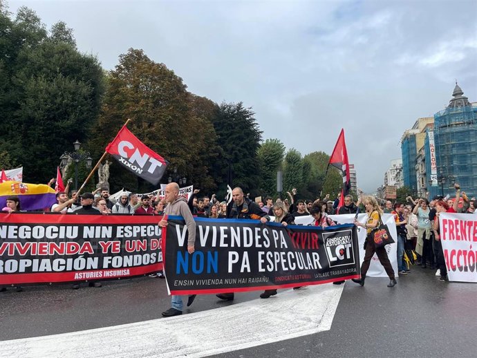Manifestantes tras concluir el recorrido en la calle Uría.