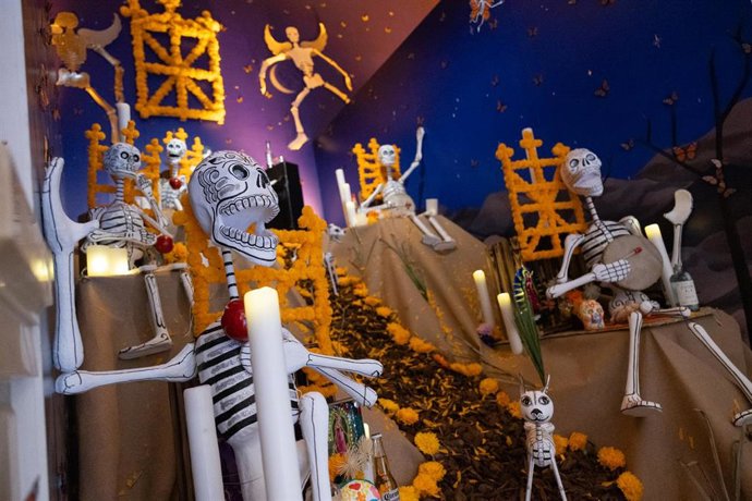 Altar de muertos en la Casa de México, a 4 de octubre de 2026, en Madrid (España). La ofrenda de este año está dedicada al compositor mexicano Agustín Lara (1897-1970), cuya música preside esta escena. Su legado artístico constituye un lenguaje universal 