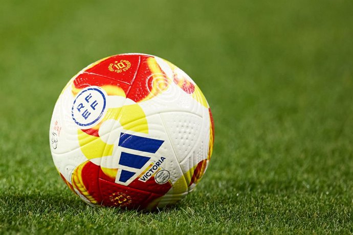 Archivo - A detail view of the official match ball prior to the Copa del Rey Round of 16 match between Deportivo Alaves and Rayo Vallecano at Mendizorrotza on January 14, 2026, in Vitoria, Spain.