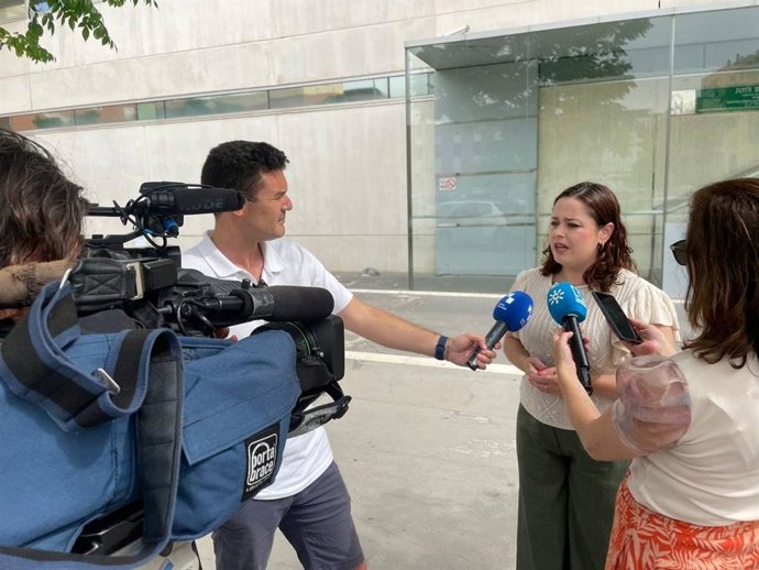 La secretaria de Educación del PSOE de Huelva, Irene Montiel, en atención a los medios.