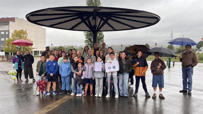 Encuentro mantenido este domingo entre el Grupo Municipal IU-Convocatoria por Oviedo y vecinos de Prado de la Vega.