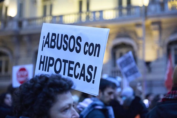 Archivo - Una pancarta durante una manifestación por el derecho a la vivienda. ARCHIVO. 