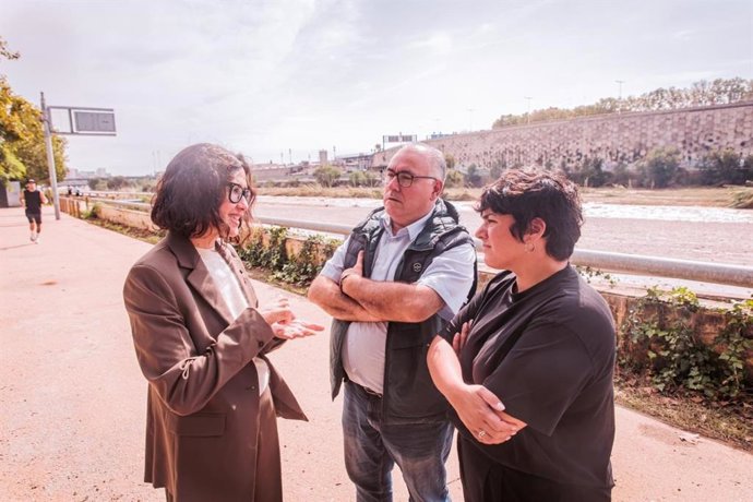 La consellera de Interior y Seguridad Pública de la Generalitat, Núria Parlon ha visitado el Parc Fluvial del Besòs junto a la alcaldesa de Santa Coloma de Gramenet, Mireia González, y el alcalde de Montcada i Reixac, Bartolomé Egea