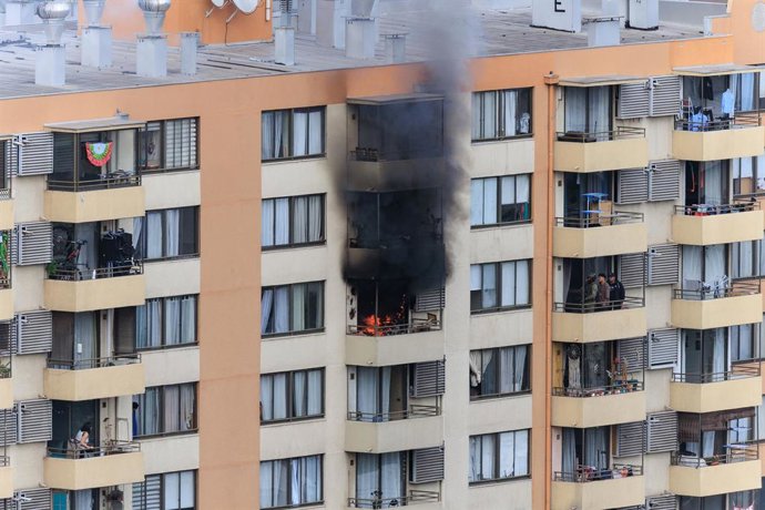 Santiago, 4 de Octubre de 2026.  Grupo Gope de Carabineros acude a una situacion de violencia intrafamiliar con parapetado quemándose a lo bonzo en un departamento ubicado en Salesianos, San Miguel  Diego Martin/Aton Chile