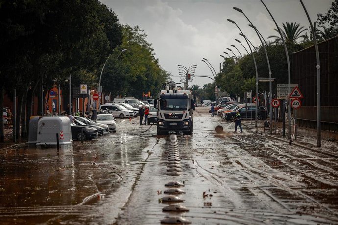 Operarios del servicio de limpieza retiran el barro de las calles a causa de las lluvias torrenciales en Cataluña