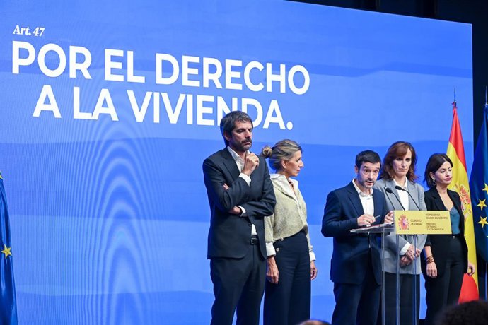 (I-D) El ministro de Cultura, Ernest Urtasun; la vicepresidenta segunda, Yolanda Díaz; el ministro de Derechos Sociales, Consumo y Agenda 2030, Pablo Bustinduy; la ministra de Sanidad, Mónica García, y la ministra de Juventud e Infancia, Sira Rego