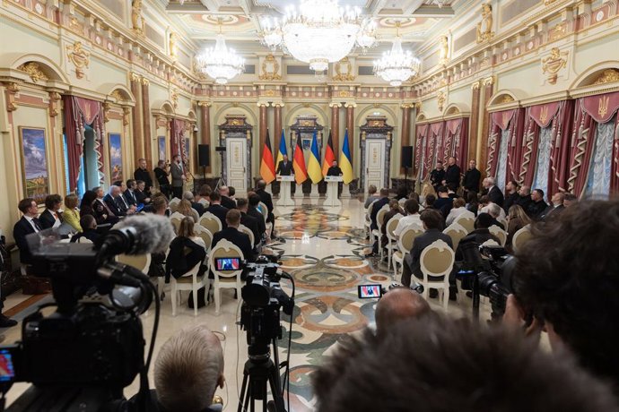 O presidente da Ucrânia, Volodimir Zelenski, e o ministro das Relações Exteriores da Alemanha, Friedrich Merz, em coletiva de imprensa em Kiev, em 4 de outubro de 2026