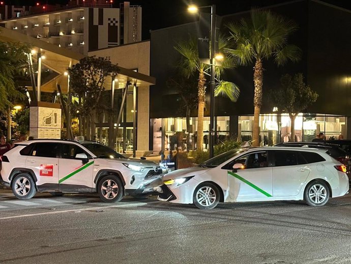 El Consell d'Eivissa expedienta a dos taxis por prestar servicio con precios pactados de 75 y 100 euros sin taxímetro