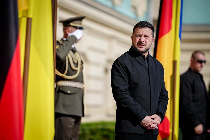 4 de outubro de 2026, Ucrânia, Kiev: Volodymyr Zelensky, presidente da Ucrânia, dá as boas-vindas ao chanceler alemão Merz em uma recepção no Palácio Presidencial. Foto: Kay Nietfeld/dpa