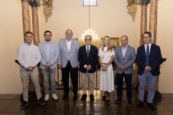Foto de familia de la Diputación, la UCO y el Ayuntamiento de Belmez tras la firma del convenio.