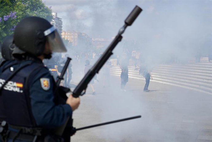 Manifestantes y policías durante los altercados al término de la manifestación por el derecho a la vivienda, en el Palau de Les Arts, a 3 de octubre de 2026, en València, Comunidad Valenciana (España). 