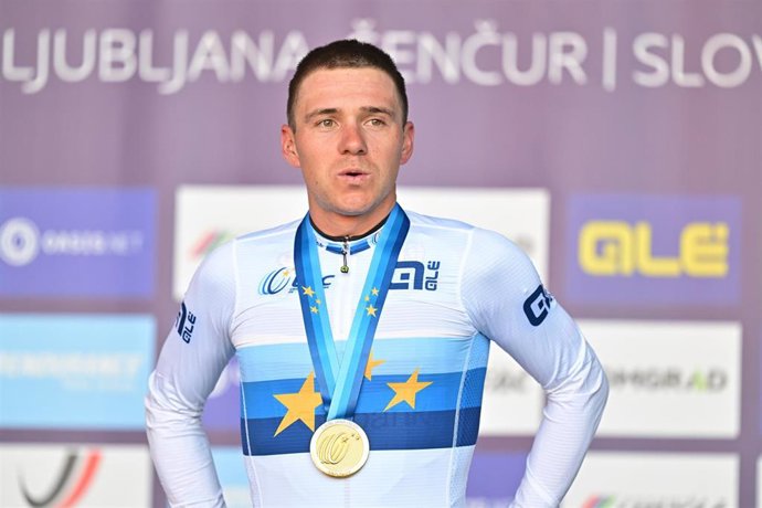 Remco Evenepoel con su medalla de oro en el Europeo de Eslovenia