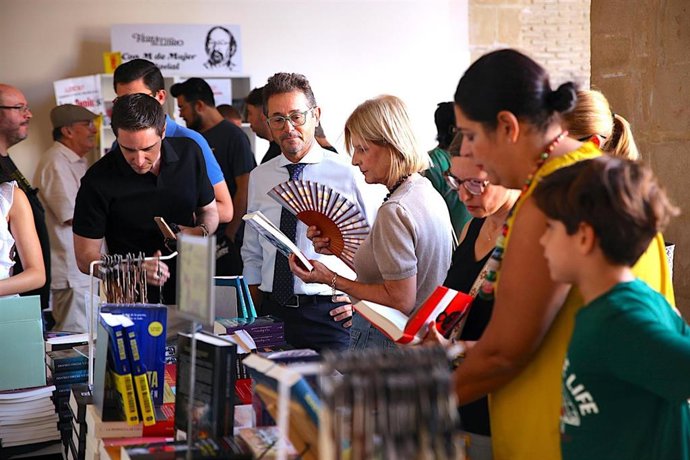La alcaldesa de Jerez de la Frontera, María José García Pelayo, en la Feria del Libro.