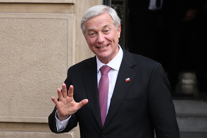 Santiago 2 de octubre 2026. El Presidente de la Republica, Jose Antonio Kast, saluda al ministro de Hacienda tras una reunion privada Dragomir Yankovic/Aton Chile