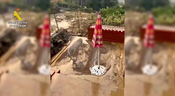 El agua entra en una vivienda de Valverde de la Vera a causa de las lluvias de las últimas horas, a 4 de octubre de 2026.