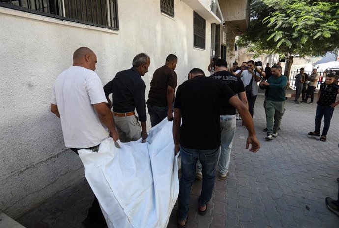 Llegada de un cadáver al Hospital Al Shifa, en la Franja de Gaza