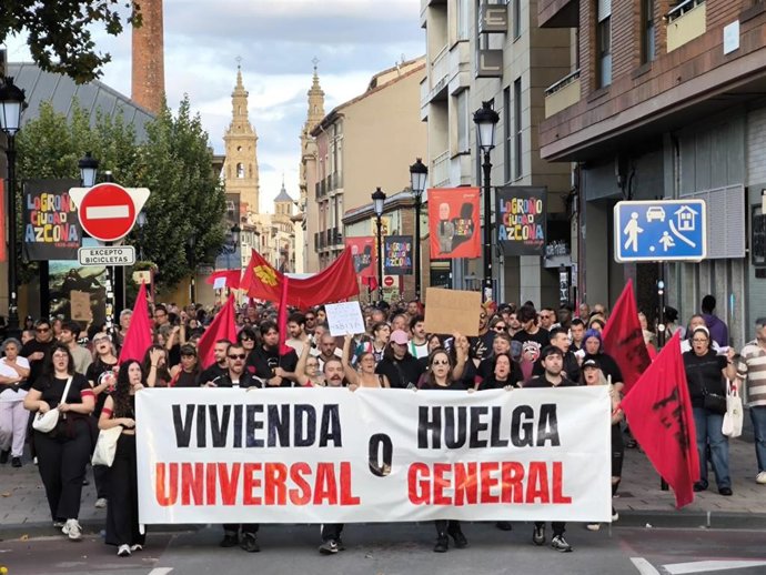 Manifestación en Logroño en la que se ha pedido vivienda universal o huelga general