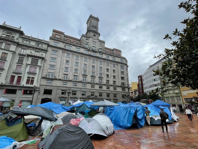 Acampada en la plaza de la Escandalera de Oviedo.