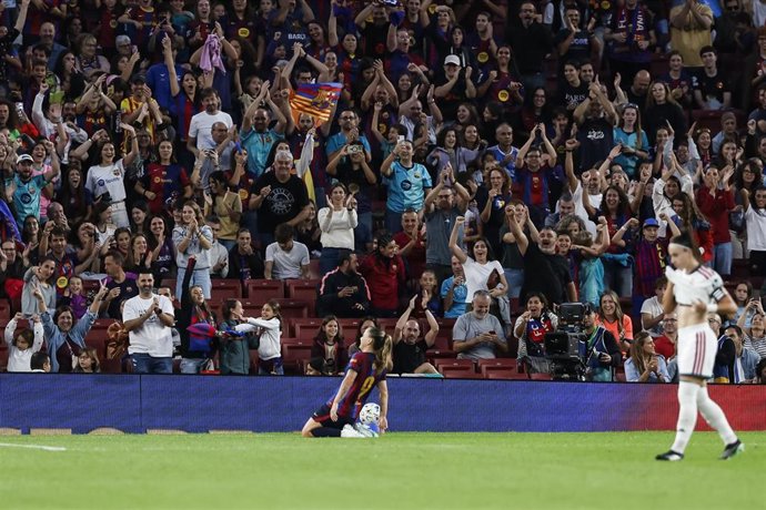 Claudia Pina celebra uno de sus goles en el Barça Femení-Real Madrid de la Liga F Moeve 26-27