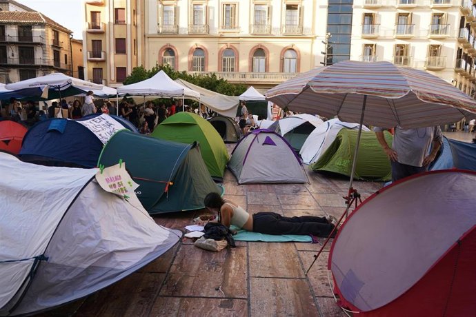 Archivo - Imagen de la segunda jornada de acampada promovida por el Sindicato de Inquilinas para reclamar una vivienda digna en Málaga.