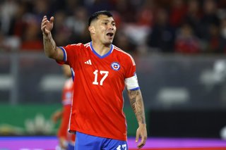 Archivo - Futbol, Chile vs Paraguay Quinta fecha, eliminatorias al mundial 2026. El jugador de la seleccion chilena Gary Medel es fotografiado durante el partido de clasificacion al mundial 2026 contra Paraguay disputado en el estadio Monumental de Santia