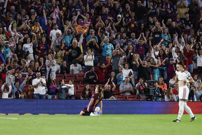 Claudia Pina, do FC Barcelona, comemora após marcar o segundo gol de sua equipe durante a partida da Liga F, o campeonato espanhol de futebol feminino, disputada entre o FC Barcelona e o Real Madrid CF no Estádio Spotify Camp Nou, em 4 de outubro de 2026,