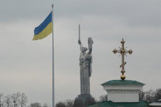 Archivo - 11 February 2022, Ukraine, Kiev: The Ukrainian flag flutters near The Motherland Monument in Kiev. Photo: Bryan Smith/ZUMA Press Wire/dpa