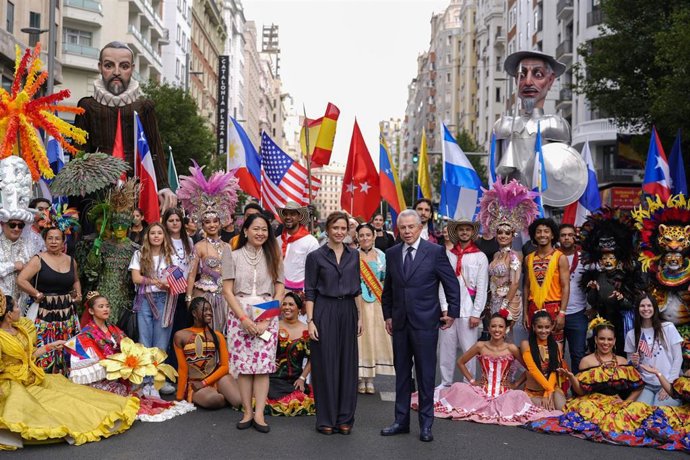 La presidenta de la Comunidad de Madrid, Isabel Díaz Ayuso, asiste a la cabalgata de la Hispanidad 2026, que recorre la Gran Vía de la capital, con la participación de 22 países y Estados Unidos como invitado de honor.
