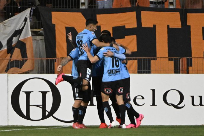 Futbol, Cobreloa vs Deportes Iquique, liga de ascenso 2026. El jugador de Deportes Iquique Bayron Barrera celebra con sus compañeros su gol ante Cobreloa en el partido de Liga de Ascenso Caixun disputado en el estadio Zorro del Desierto Calama,