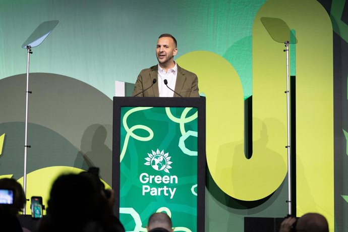 2 de outubro de 2026, Brighton, Reino Unido: Zack Polanski, líder do Partido Verde da Inglaterra e do País de Gales, discursa no primeiro dia da Convenção do Partido Verde em Brighton. O Partido Verde realiza sua Convenção anual em Brighton