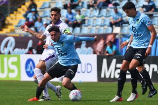 Futbol, O’Higgins vs Deportes Concepcion Cuartos de final, Copa Chile 2026  El jugador de O’Higgins Santiago Toloza, centro, disputa el balon contra Joaquin Larrivey de Deportes Concepcion durante el partido de Octavos de Final de Copa Chile disputado en
