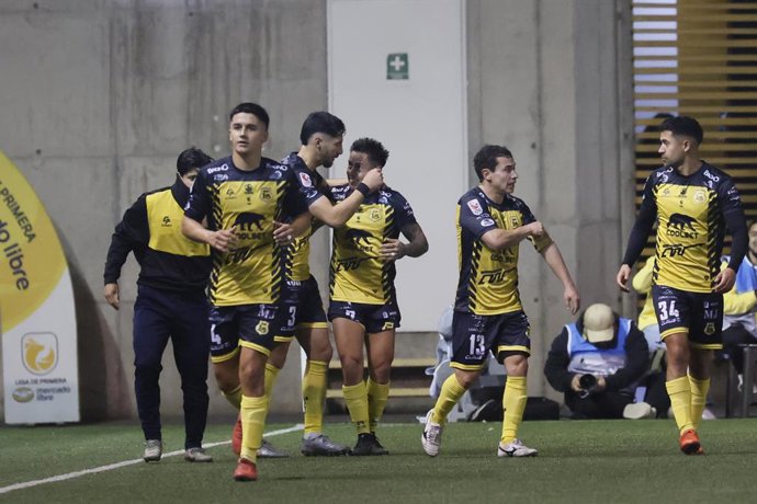 Futbol, San Luis vs Universidad Catolica Fecha 6, Copa Chile 2026. El jugador de San Luis, Sergio Vergara, izquierda, celebra tras marcar su gol contra Universidad Catolica durante el partido de la Copa Chile realizado en el Estadio Lucio Farina, en