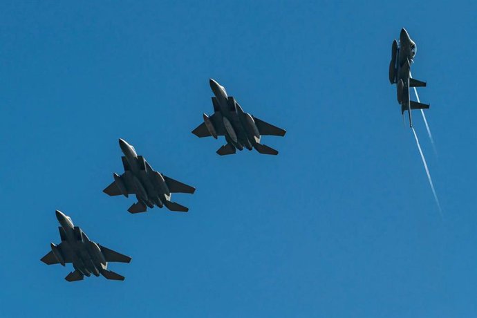 Archivo - Arquivo - 13 de março de 2021, Grécia, Creta: Caças F-15 da Força Aérea Real Saudita sobrevoam a base militar de Soudas como parte de um exercício militar que será realizado ao longo do mês de março de 2021. Foto: -/Agência de Imprensa Saudita/d