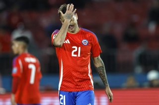 Futbol, Chile vs Bolivia. Primera rueda, clasificatorias al Mundial 2026. El jugador de la seleccion chilena Matias Catalan, centro, se lamenta tras desperdiciar una ocasion de marcar un gol contra Bolivia durante el partido de la primera rueda de las