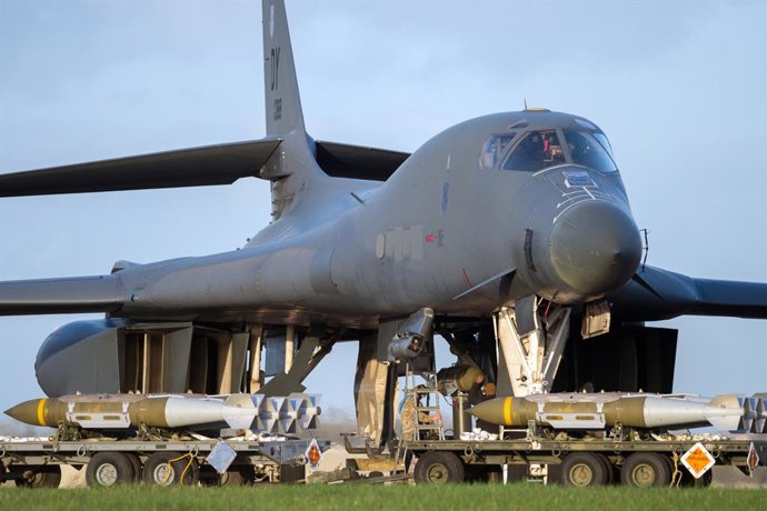 Archivo - Arquivo - 11 de março de 2026, Fairford, Inglaterra, Reino Unido: São realizados preparativos, incluindo o carregamento de munições explosivas, em uma aeronave bombardeira B-1 Lancer da Força Aérea dos EUA na Base da RAF em Fairford. O primeiro-