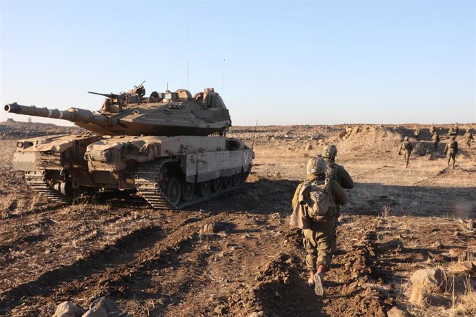 Archivo - Tropas israelíes en una localidad cercana a la frontera administrativa entre las provincias de Daraa y Quneitra, en Siria