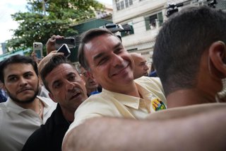 El candidato presidencial brasileño Flávio Bolsonaro, del Partido Liberal (PL), llega a un centro de votación en Río de Janeiro para ejercer su derecho al voto durante la primera vuelta de las elecciones presidenciales de Brasil.