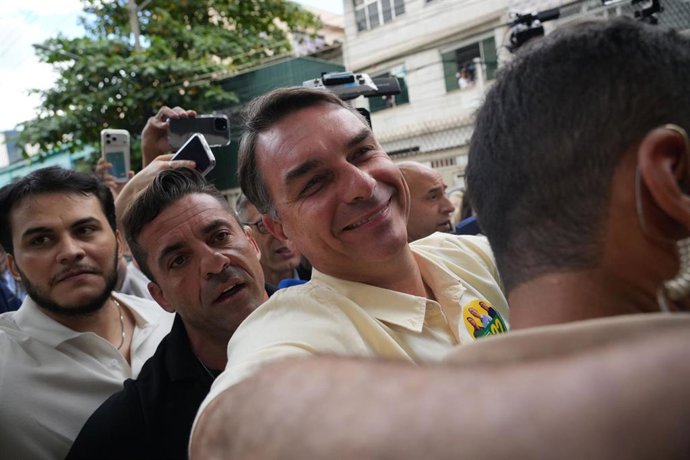 El candidato presidencial brasileño Flávio Bolsonaro, del Partido Liberal (PL), llega a un centro de votación en Río de Janeiro para ejercer su derecho al voto durante la primera vuelta de las elecciones presidenciales de Brasil.