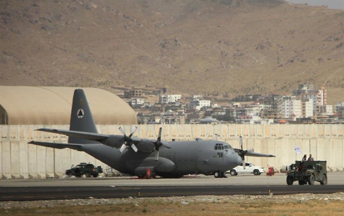 Archivo - Avión militar estadounidense en el aeropuerto de Kabul, Afganistán