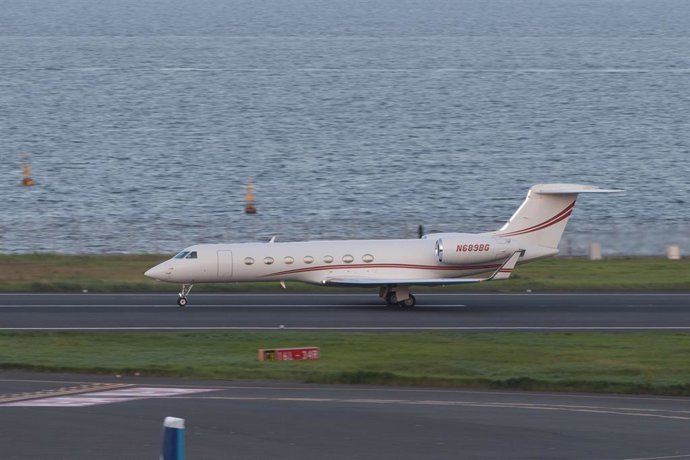 Archivo - October 12, 2023, Tokyo, Japan: A private jet Gulfstream G500/G550 operated by Bubba Tokyo LLC (N689BG) departs Japan carrying a VIP...Aviation airliner industry movements at Haneda Tokyo International Airport. Jetliners, airlines, civil air tra