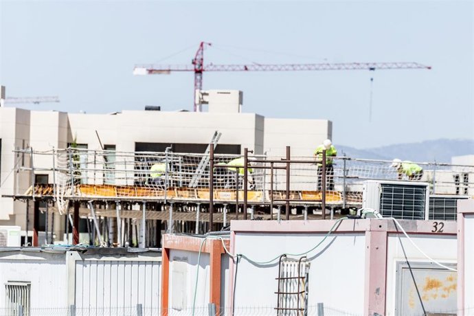 Archivo - Varios obreros trabajan en la construcción de una vivienda nueva, a 29 de julio de 2025, en Madrid (España). Entre 2025 y 2026 Madrid vivirá la entrega de miles de viviendas nuevas (tanto de venta como de alquiler asequible), mientras se prepara