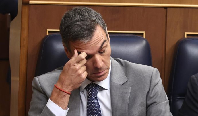 El presidente del Gobierno, Pedro Sánchez, y el vicepresidente primero y ministro de Economía, Empresa y Comercio, Carlos Cuerpo durante una sesión plenaria, en el Congreso de los Diputados, a 2 de octubre de 2026, en Madrid (España).