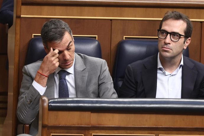 Arxiu - El president del Govern central, Pedro Sánchez, i el vicepresident primer i ministre d'Economia, Empresa i Comerç, Carlos Cuerpo