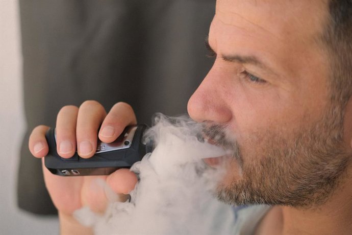 Archivo - Hombre vapenando.